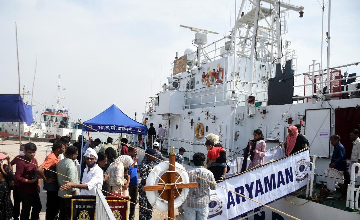 बेपोर अंतर्राष्ट्रीय जल महोत्सव के हिस्से के रूप में जनता के लिए खोले जाने पर पिछले चार दिनों में 6000 से अधिक लोगों ने बेपोर में नौसेना और तटरक्षक जहाजों का दौरा किया।