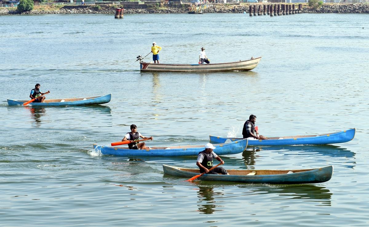 शुक्रवार को कोझिकोड के बेपोर में बेपोर अंतर्राष्ट्रीय जल उत्सव के आखिरी दिन फाइबर नाव दौड़ चल रही है।