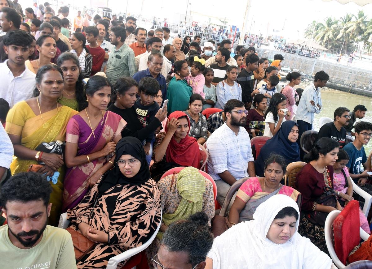 शुक्रवार को संपन्न हुए बेपोर अंतर्राष्ट्रीय जल उत्सव के आयोजन स्थल पर हजारों की संख्या में लोग पहुंचे।