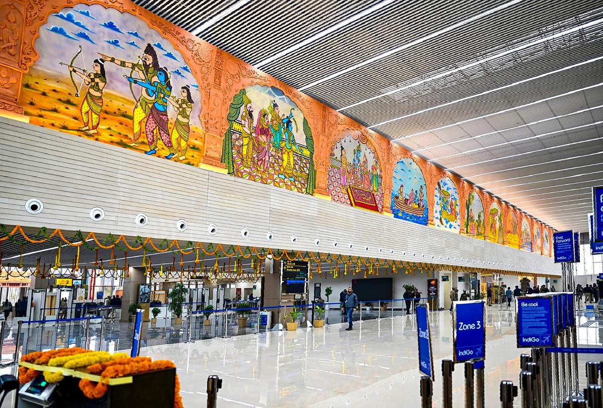 30 दिसंबर को प्रधान मंत्री नरेंद्र मोदी द्वारा उद्घाटन से पहले नवनिर्मित महर्षि वाल्मिकी अंतर्राष्ट्रीय हवाई अड्डा अयोध्या धाम। 