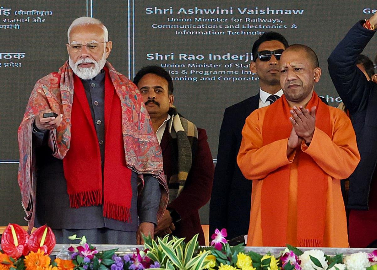 प्रधान मंत्री नरेंद्र मोदी ने उत्तर प्रदेश के बुलंदशहर में एक सार्वजनिक कार्यक्रम के दौरान ₹19,100 करोड़ से अधिक की कई विकास परियोजनाओं का उद्घाटन किया।