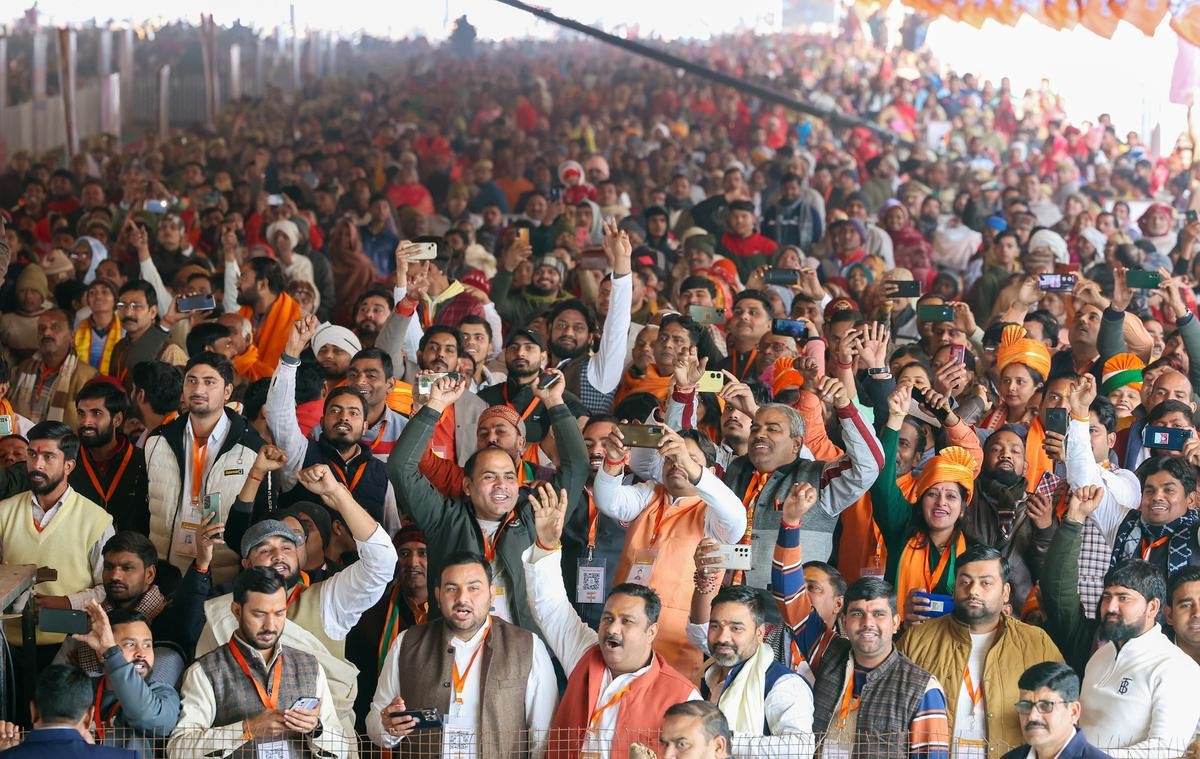 पीएम मोदी द्वारा एक सार्वजनिक कार्यक्रम के दौरान कई विकास परियोजनाओं के उद्घाटन के मौके पर मौजूद लोग।