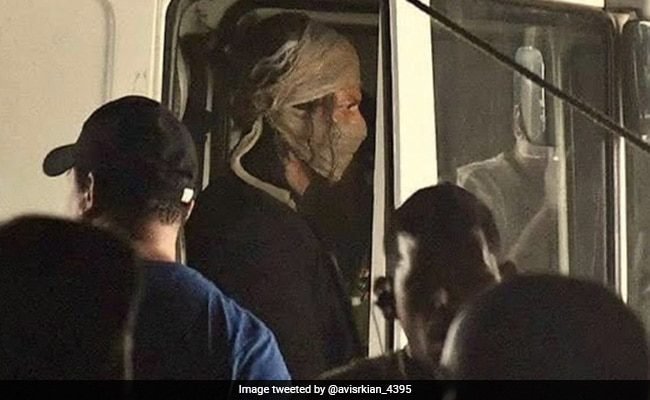 वायरल: जवान के सेट से एक बिहाइंड-द-सीन तस्वीर में शाहरुख खान