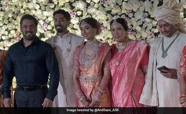 वायरल: पूजा हेगड़े के भाई की शादी में सलमान खान की तस्वीरें