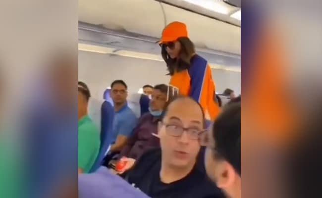 वायरल: फ़्लाइंग इकोनॉमी से इंटरनेट पर छाई दीपिका पादुकोण