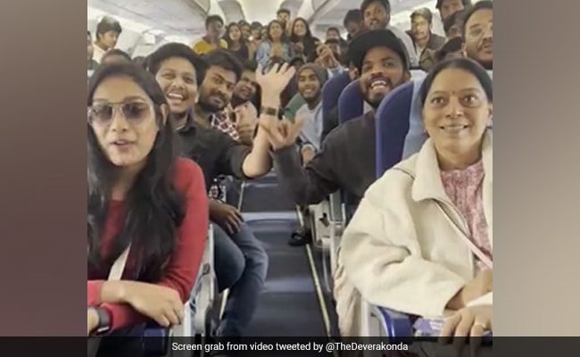 विजय देवरकोंडा ने एक वादे पर अच्छा किया - एक सशुल्क अवकाश पर 100 प्रशंसक भेजता है