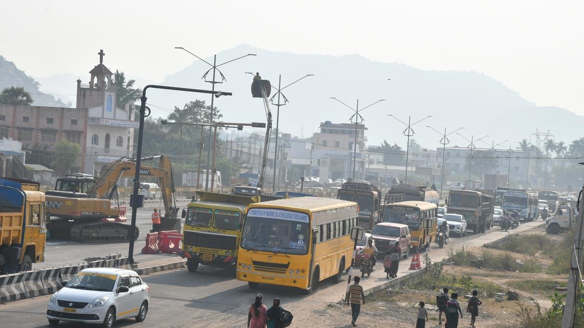 वेल्लोर में चेन्नई-बेंगलुरु राजमार्ग पर वाहन सबवे पर काम शुरू