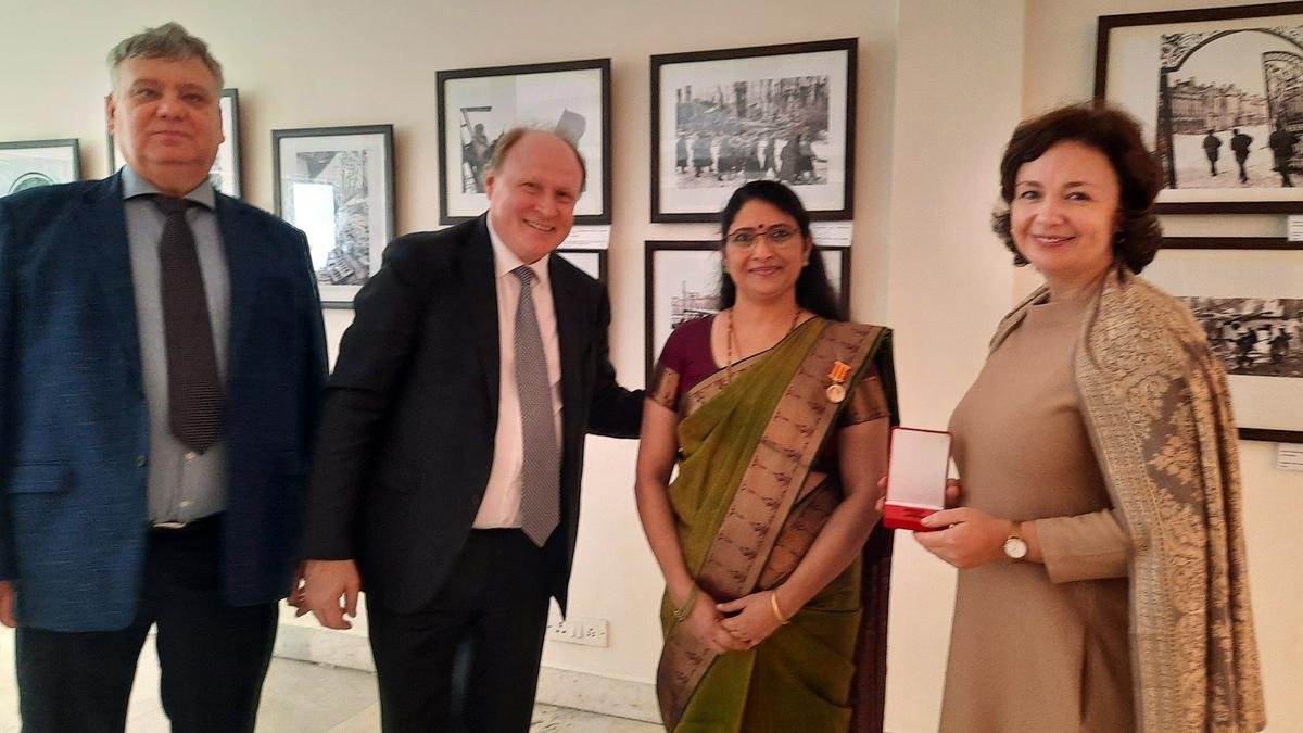 व्लादिमीर टॉल्स्टॉय ने कविता नायर को पदक प्रदान किया