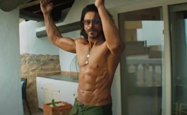 शाहरुख खान ने खुलासा किया कि पठान के शर्टलेस सीन फिल्माते समय वह 'बहुत शर्मीले और बहुत ठंडे' थे