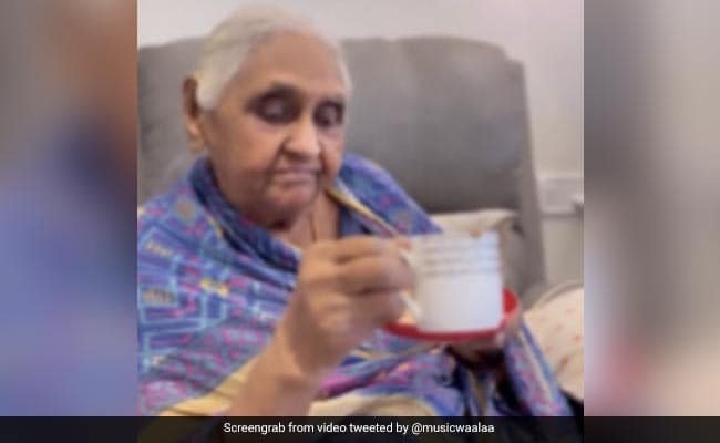 दादी मां का 'हमेशा के लिए क्रश' होने पर फैन के ट्वीट का शाहरुख खान ने दिया करारा जवाब