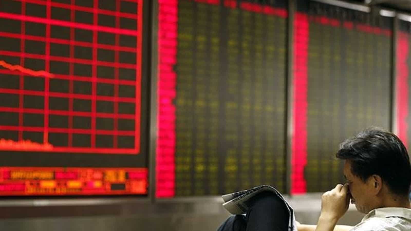 शुरुआती सत्र में सेंसेक्स 60,879 पर, निफ्टी लाल रंग में 17,885 पर