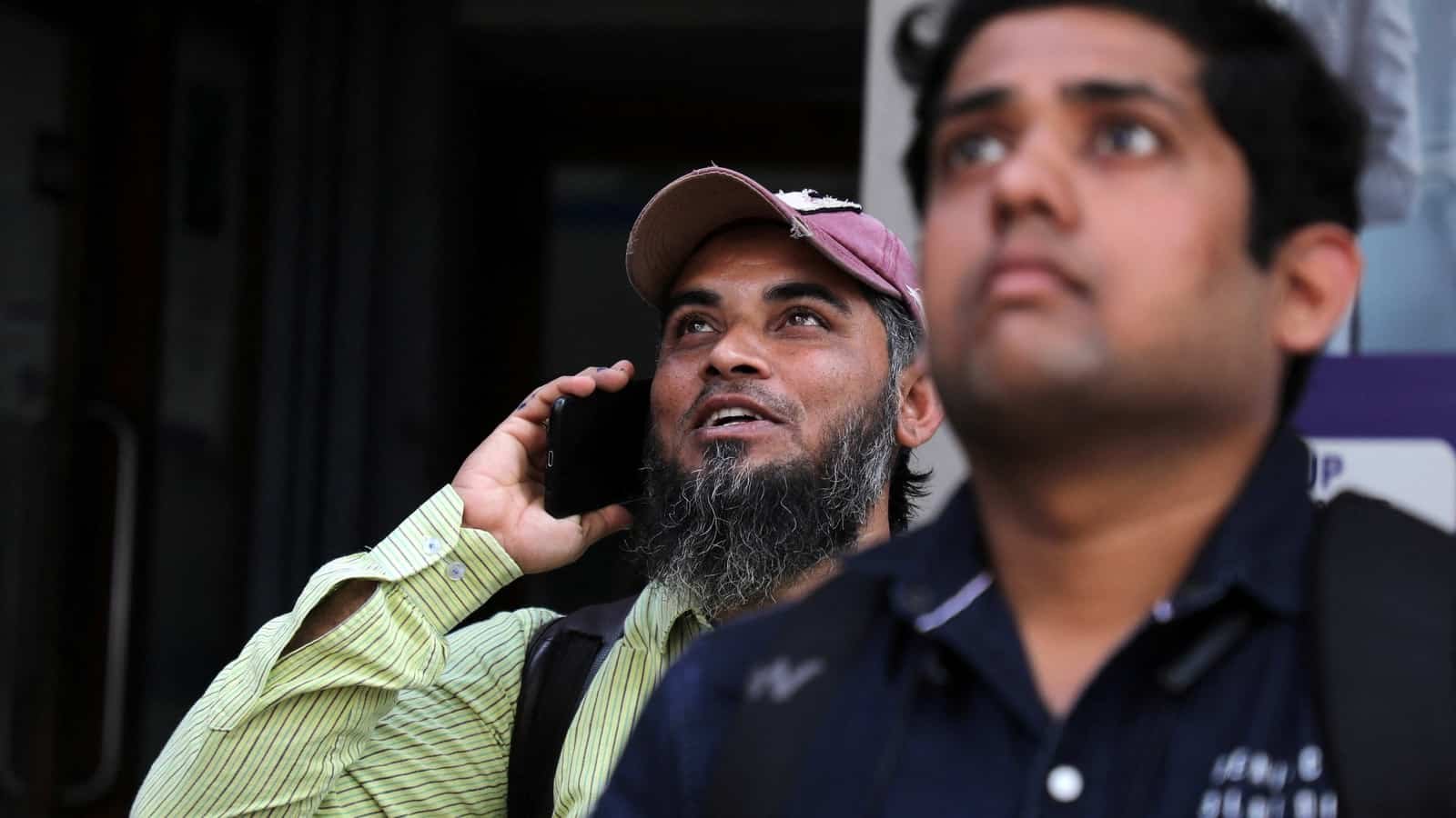 सप्ताह के अंत में सेंसेक्स 315 अंक गिरकर 61,002 अंक पर;  निफ्टी 17,945 पर