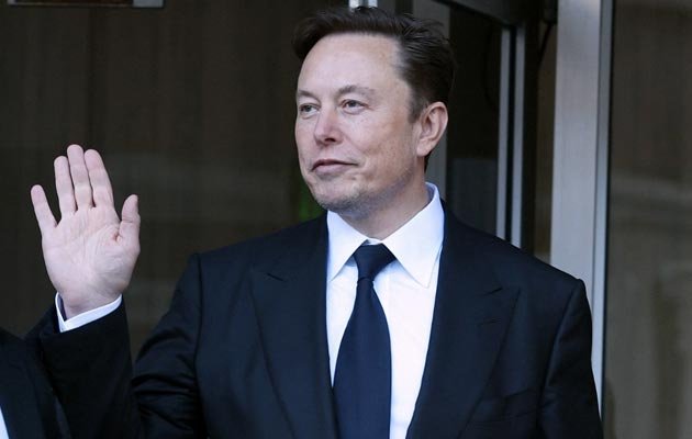 समाचार पत्रों द्वारा 'दिलबर्ट' कार्टून छोड़ने के बाद एलोन मस्क ने मीडिया पर जातिवाद का आरोप लगाया