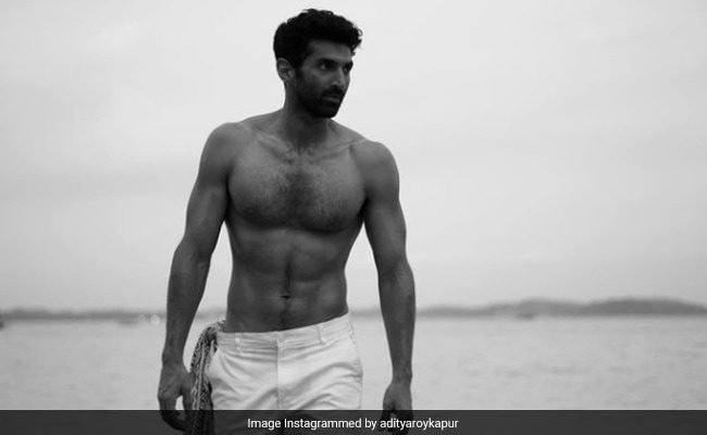 समुद्र तट पर आदित्य रॉय कपूर का एब-टस्टिक डे।  देखें उन्होंने क्या पोस्ट किया