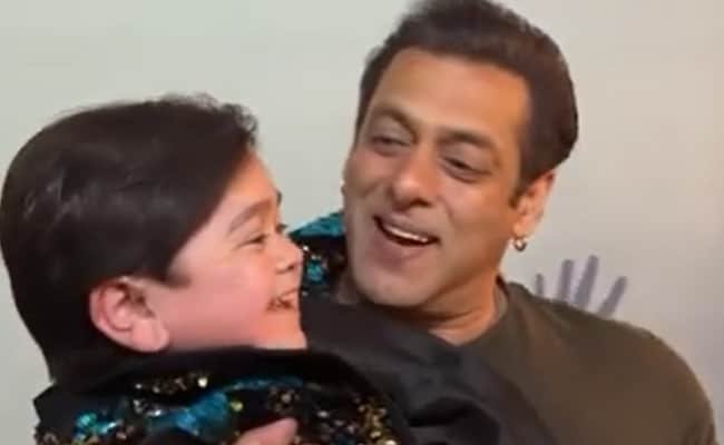 सलमान खान और बिग बॉस 16 के अब्दु रोज़िक ने गाया और ओ ओ जाने जाना पर डांस किया