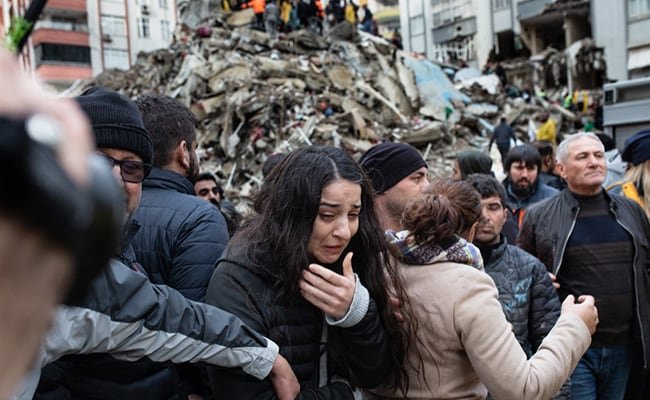 साइलेंट फोन, बर्फ़ीली बारिश और तुर्की भूकंप में पीड़ा