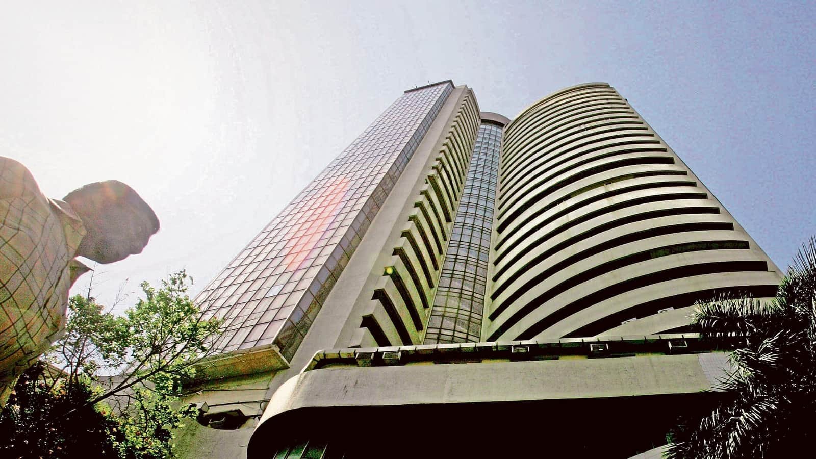 सेंसेक्स 600 अंक हरे रंग में 61,032 पर बंद हुआ, निफ्टी 17,930 पर बंद हुआ