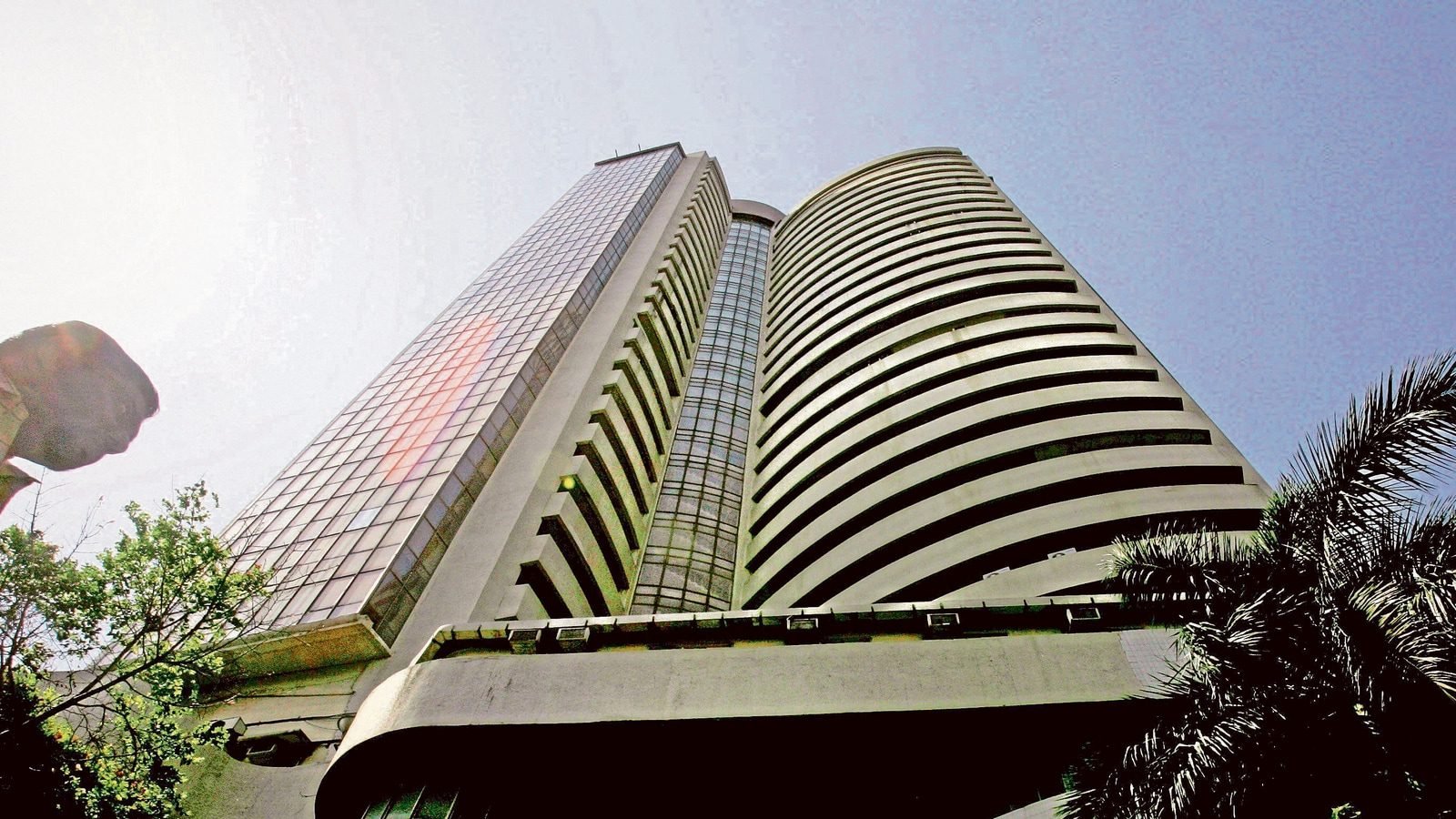 सेंसेक्स 900 अंक से अधिक की तेजी के साथ 60,842 पर बंद हुआ, निफ्टी 17,854 पर हरे रंग में समाप्त हुआ