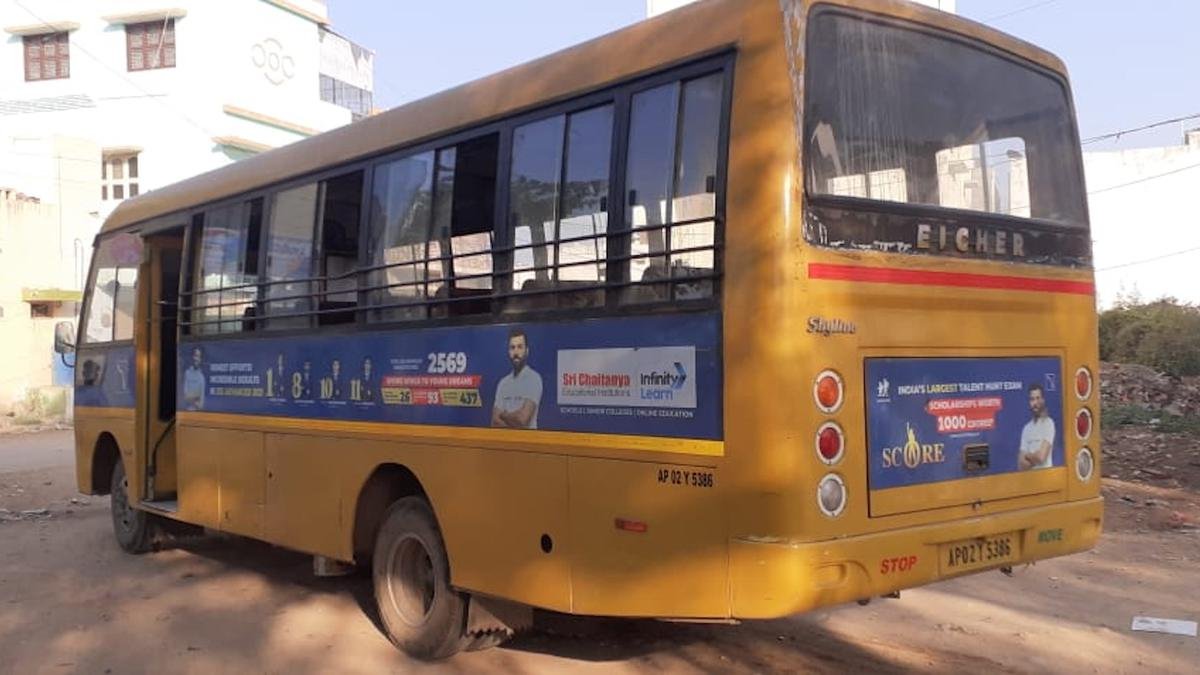 हिंदूपुर में 25 स्कूली बच्चे बाल-बाल बचे