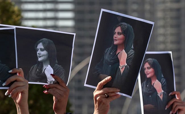 हिजाब विरोधी आंदोलन को शांत करने के लिए ईरान ने हाई-प्रोफाइल कैदियों को रिहा किया