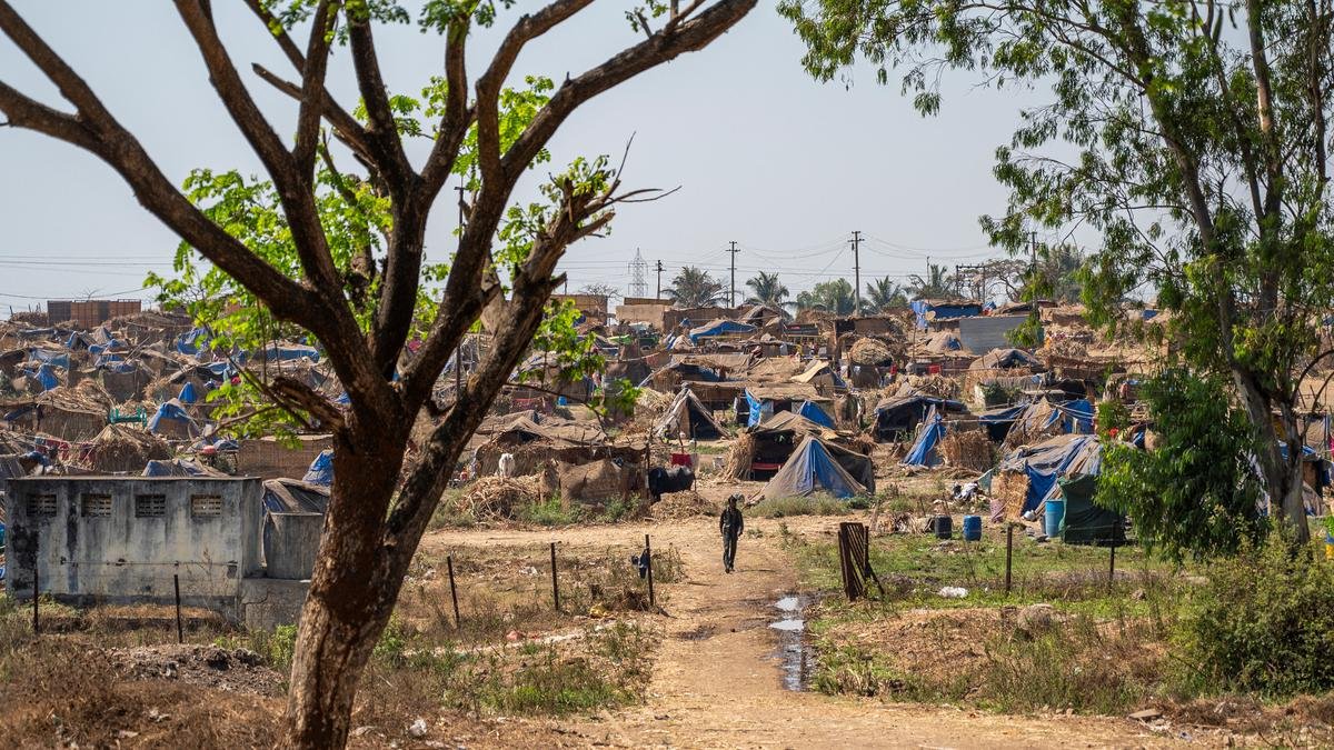 शुगर-बेल्ट शॉकर: महाराष्ट्र के प्रवासी कार्यबल का वित्तीय और यौन शोषण