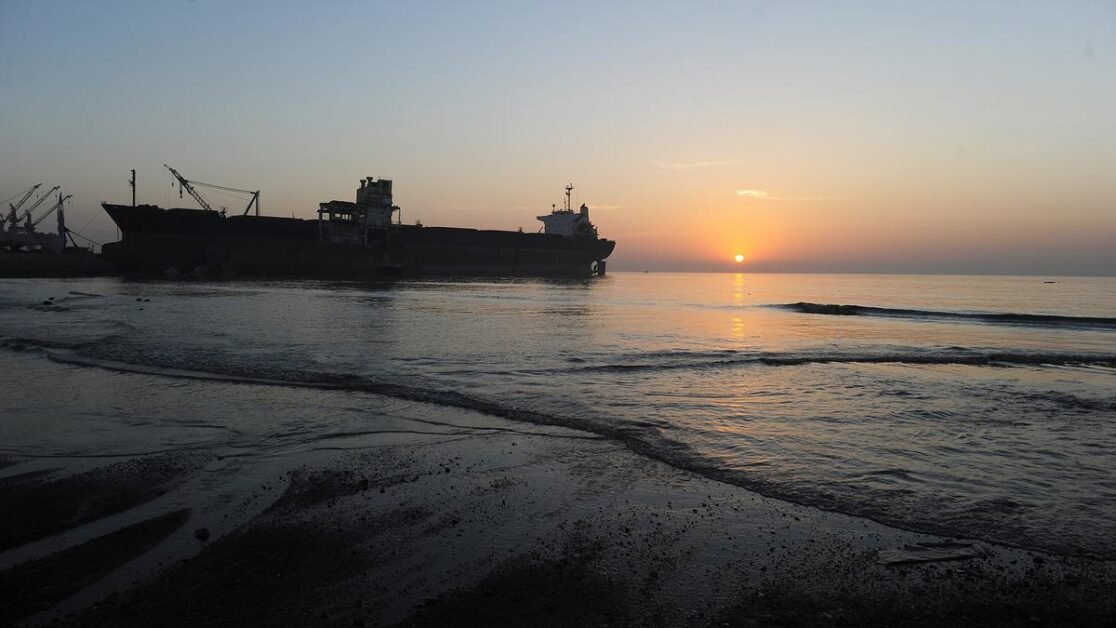 फ्रेम्स में |  जहां जहाज मरने आते हैं