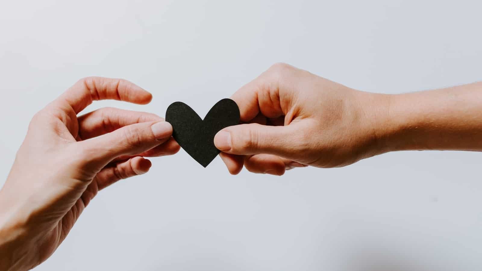 प्यार में सूर्य के संकेत: सिंह राशि की महिलाएं प्रेमी के रूप में