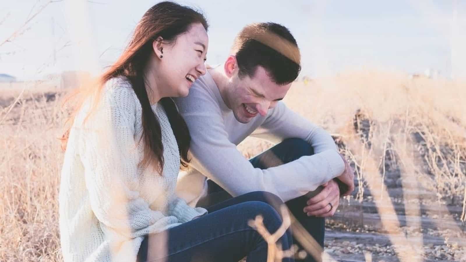 प्यार में सूर्य के संकेत: मिथुन राशि की महिलाएं प्रेमी के रूप में