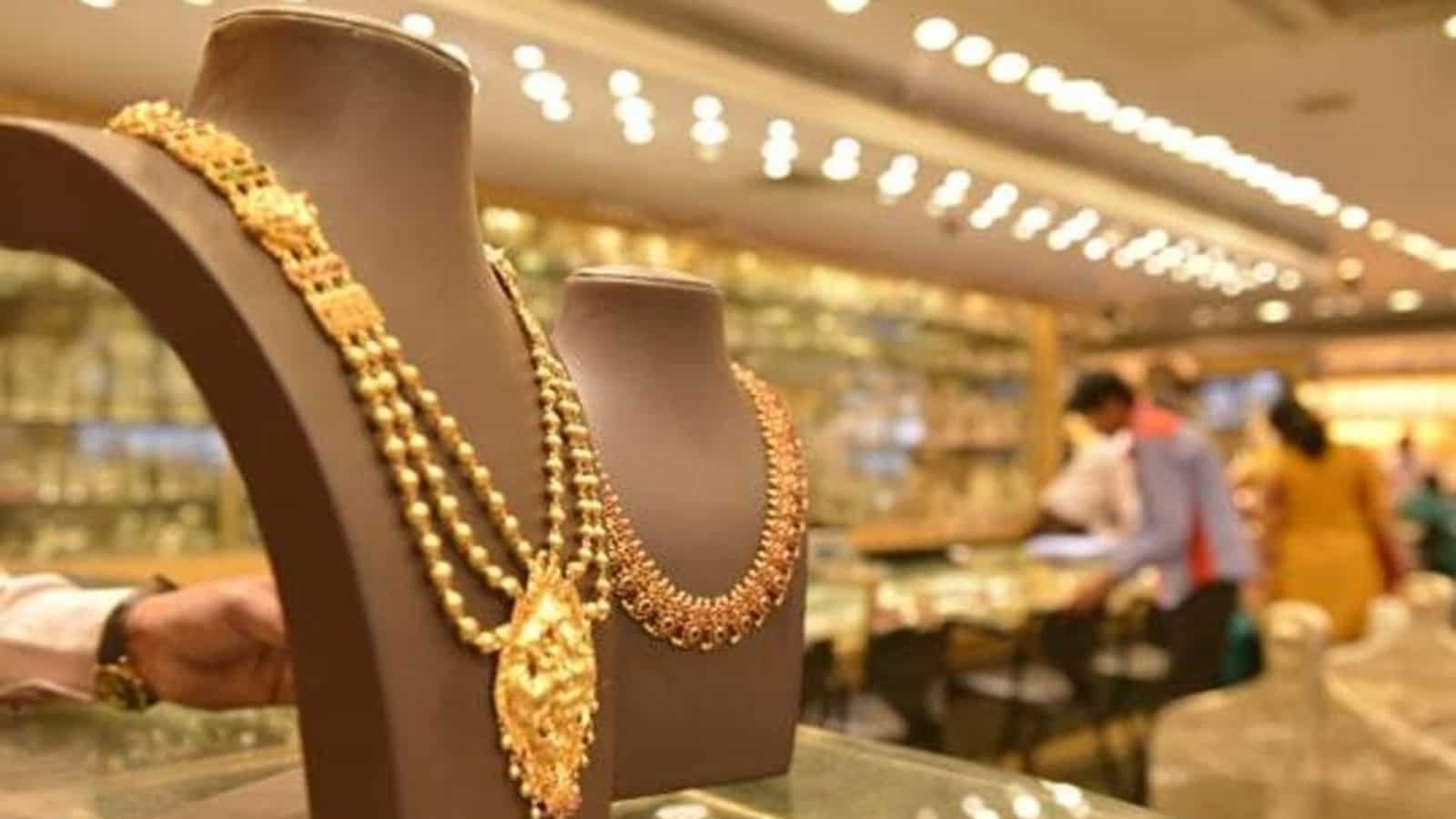 सोने की कीमत में ₹500 की गिरावट, चांदी में ₹1 की गिरावट: नवीनतम कीमतों की जाँच करें