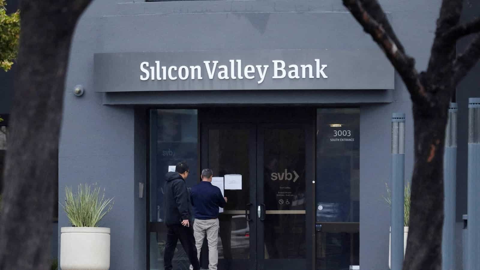 ढह चुके सिलिकॉन वैली बैंक को खरीदने वाले पहले नागरिक