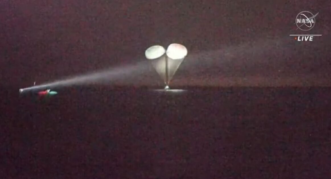 1930 डिग्री सेल्सियस की गर्मी को चीरते हुए पृथ्‍वी पर लौटे 4 अंतरिक्ष यात्री, देखें वीडियो