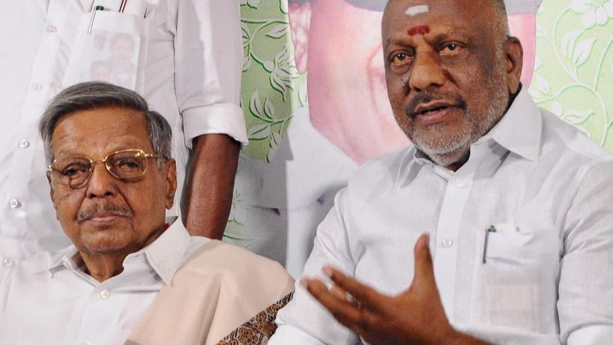 अन्नाद्रमुक के अपदस्थ समन्वयक पन्नीरसेल्वम ने पार्टी के अंतरिम महासचिव पलानीस्वामी पर तानाशाही करने का आरोप लगाया