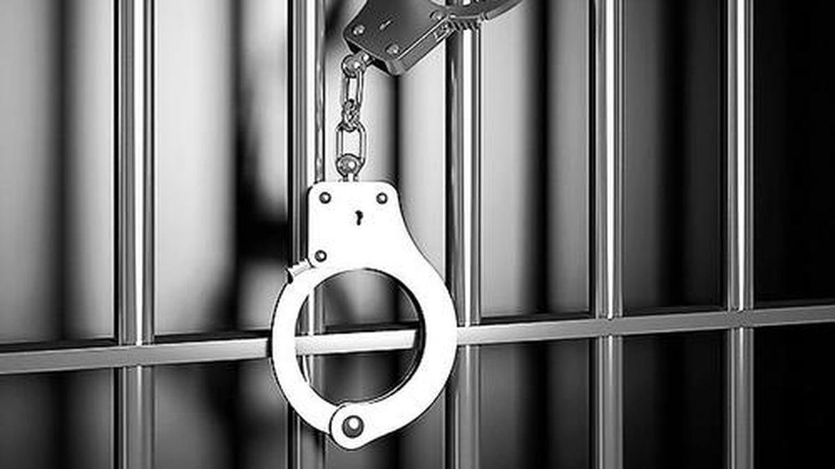 अरियालुर में भाजपा प्रमुख अन्नामलाई के चित्र जलाने के आरोप में AIADMK के 10 कार्यकर्ताओं को गिरफ्तार किया गया