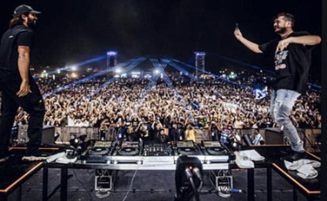 अल्लू अर्जुन डांस फ्लोर पर राज करते हैं क्योंकि वह डीजे मार्टिन गैरिक्स के साथ ऊ अंतवा में थिरकते हैं