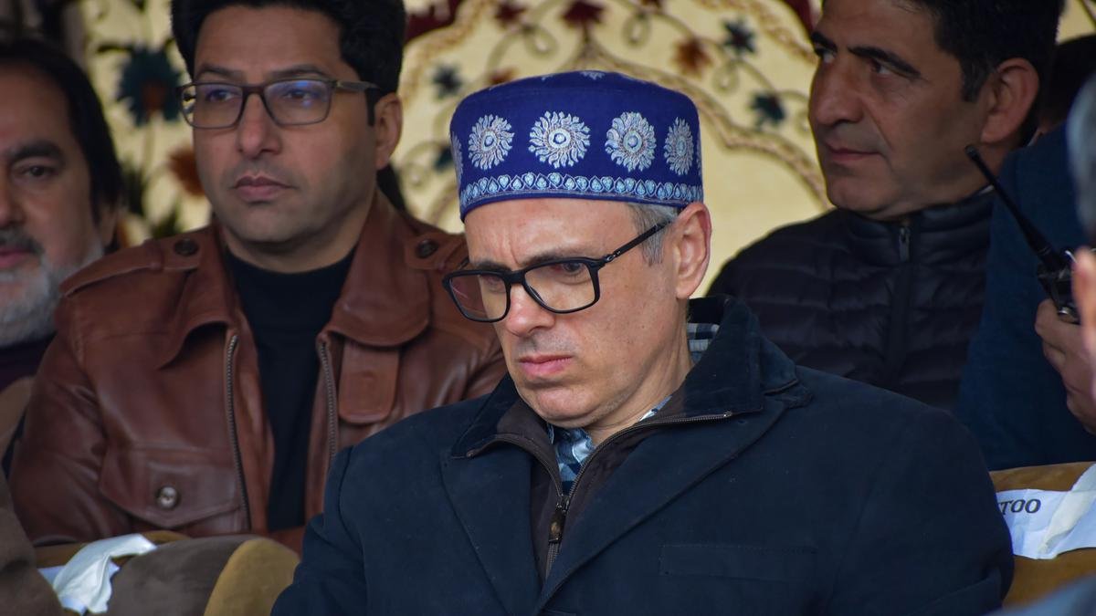 आतंकवादियों के रिश्तेदार होने के कारण स्थानीय लोगों को बर्खास्त करने की नीति का समर्थन नहीं करेंगे: उमर अब्दुल्ला