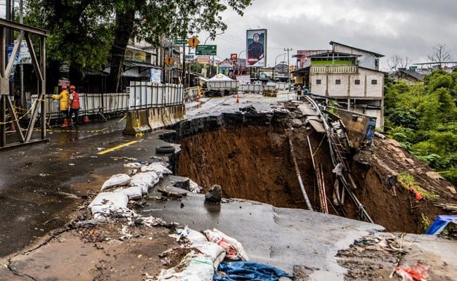 इंडोनेशिया में भूस्खलन से 11 की मौत, दर्जनों लापता: अधिकारी