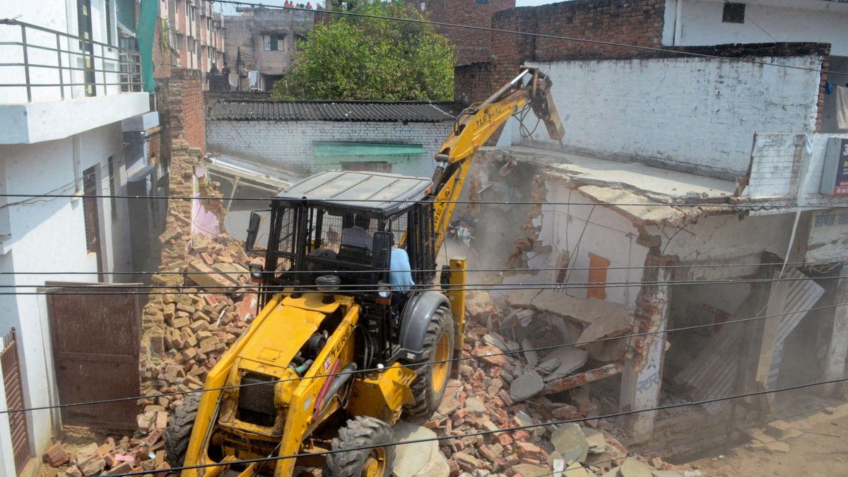 उमेश पाल हत्याकांड |  प्रयागराज के अधिकारियों ने आरोपी के घर को गिराना शुरू किया