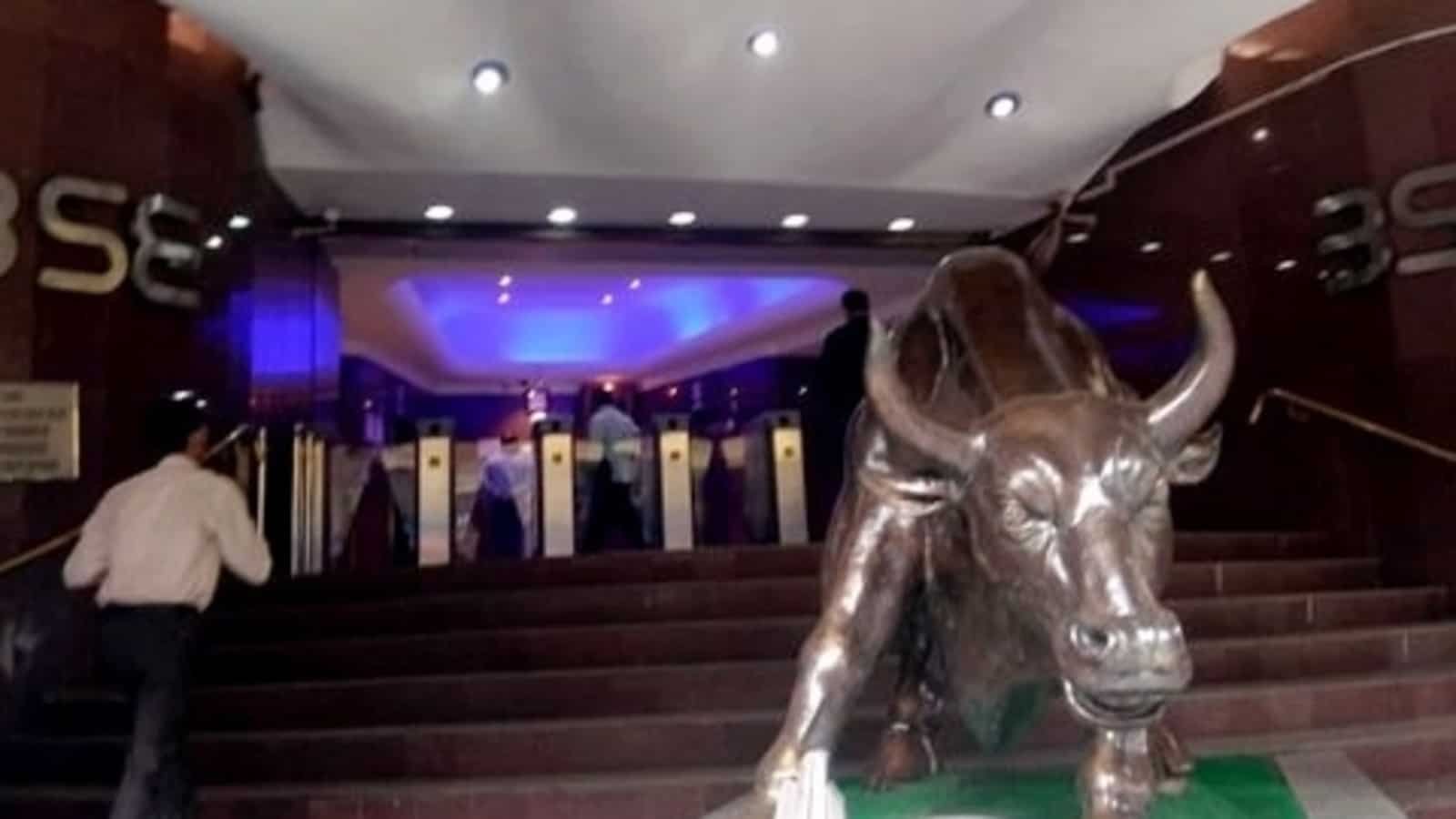 ओपनिंग बेल: सेंसेक्स फ्लैट 57,533 पर, निफ्टी 16,950 के नीचे कारोबार कर रहा है