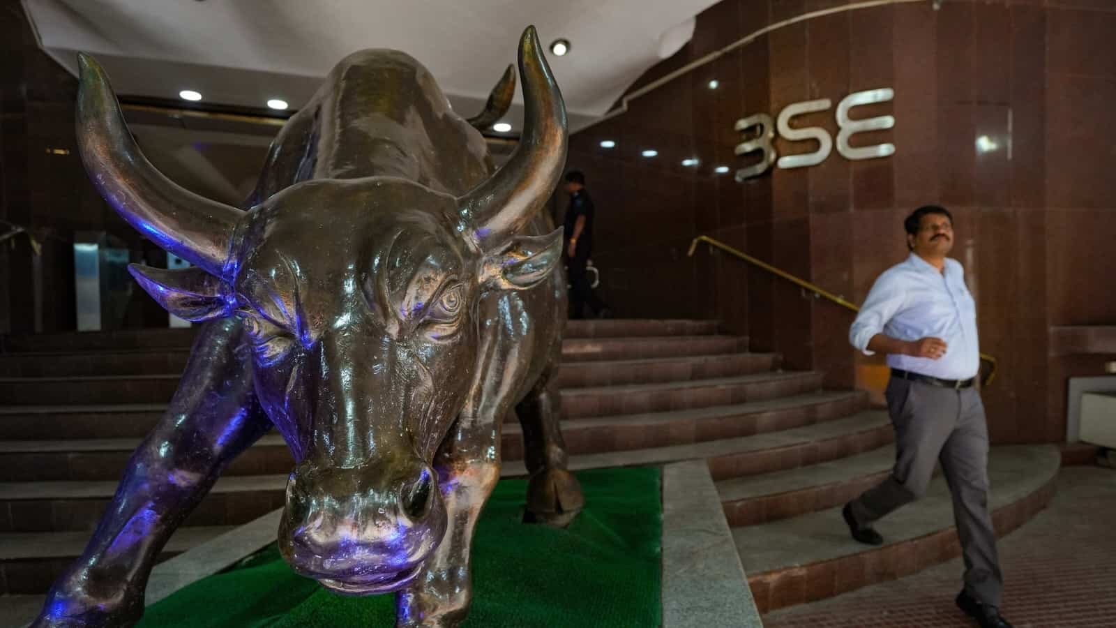 ओपनिंग बेल: सेंसेक्स लाल रंग में 57,439 पर खुला;  निफ्टी 16,930 पर