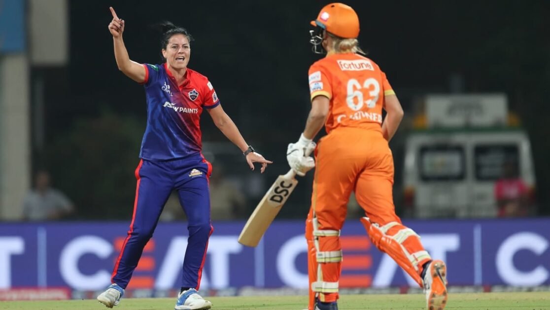 कप्प पांच-के लिए और शैफाली 76 * के रूप में दिल्ली की राजधानियों ने 10 विकेट से जीत दर्ज की