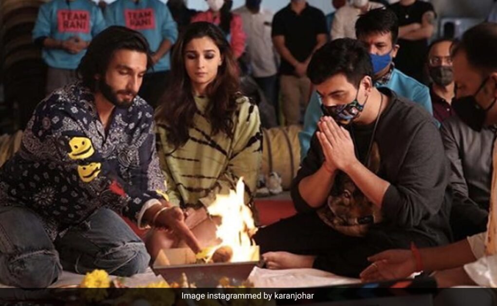 करण जौहर ने खत्म की रॉकी और रानी की प्रेम कहानी की शूटिंग: 'उन्हें अलविदा कहना आसान नहीं था'