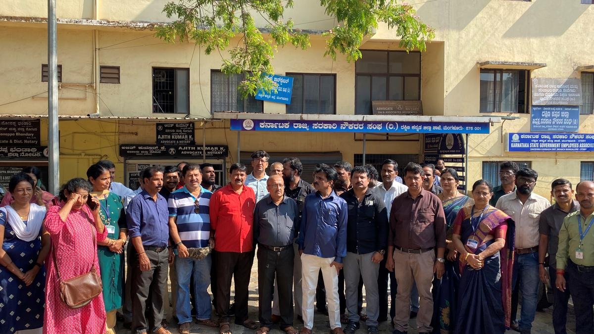 कर्नाटक सरकार द्वारा अंतरिम राहत के रूप में मूल वेतन में 17% वृद्धि की पेशकश के बाद आंदोलनरत कर्मचारियों ने हड़ताल वापस ले ली