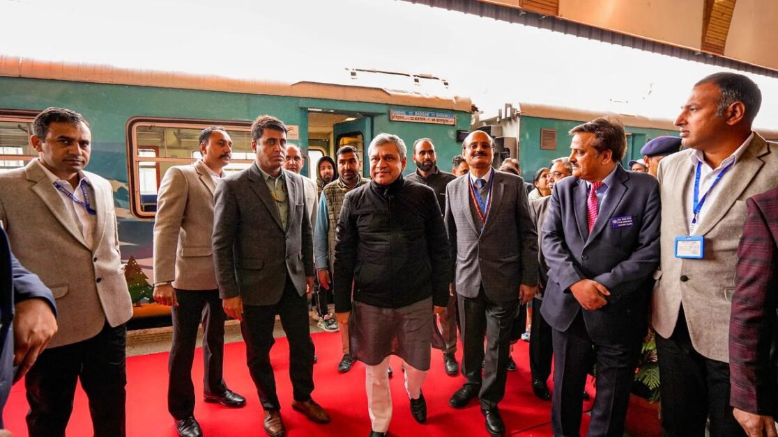 कश्मीर में एलओसी तक रेल संपर्क बढ़ाया जाएगा: अश्विनी वैष्णव
