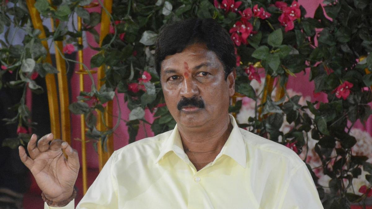 कांग्रेस विधायक के निर्वाचन क्षेत्र में मतदाताओं के लिए दोपहर के भोजन का आयोजन करने के लिए भाजपा विधायक रमेश जरकिहोली के समर्थकों पर मामला दर्ज किया गया