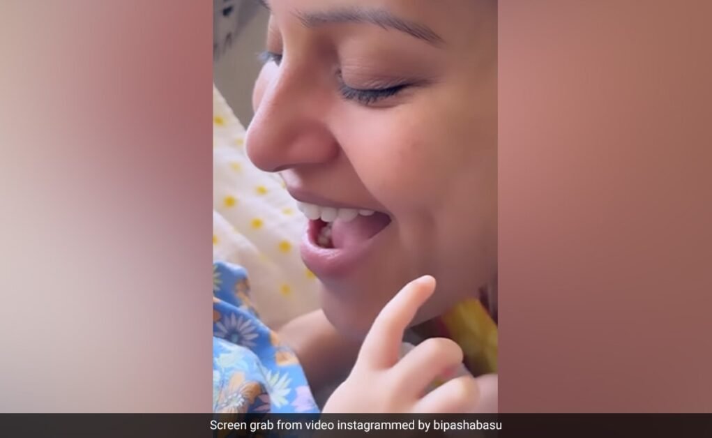 कृपया बिपाशा बसु को परेशान न करें।  वह बेटी देवी से बात करने में व्यस्त हैं