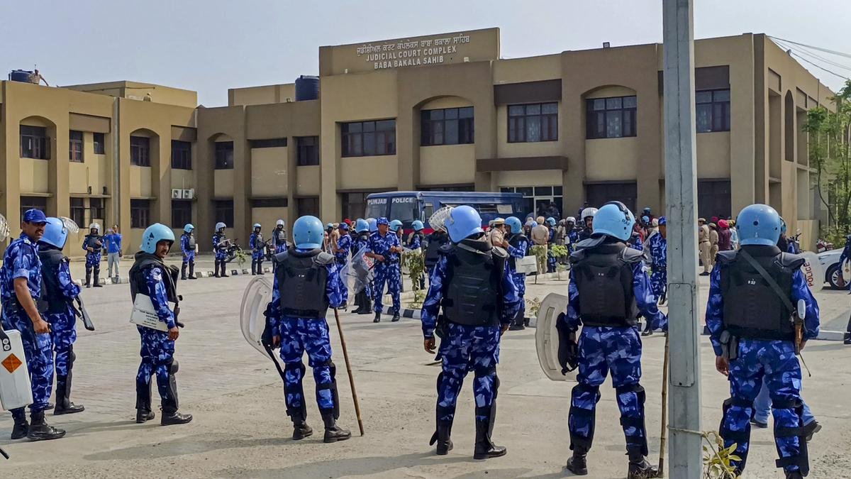 केंद्रीय अधिकारियों का कहना है कि केंद्र ने पंजाब के मुख्यमंत्री को अमृतपाल के खिलाफ कार्रवाई करने के लिए मनाया