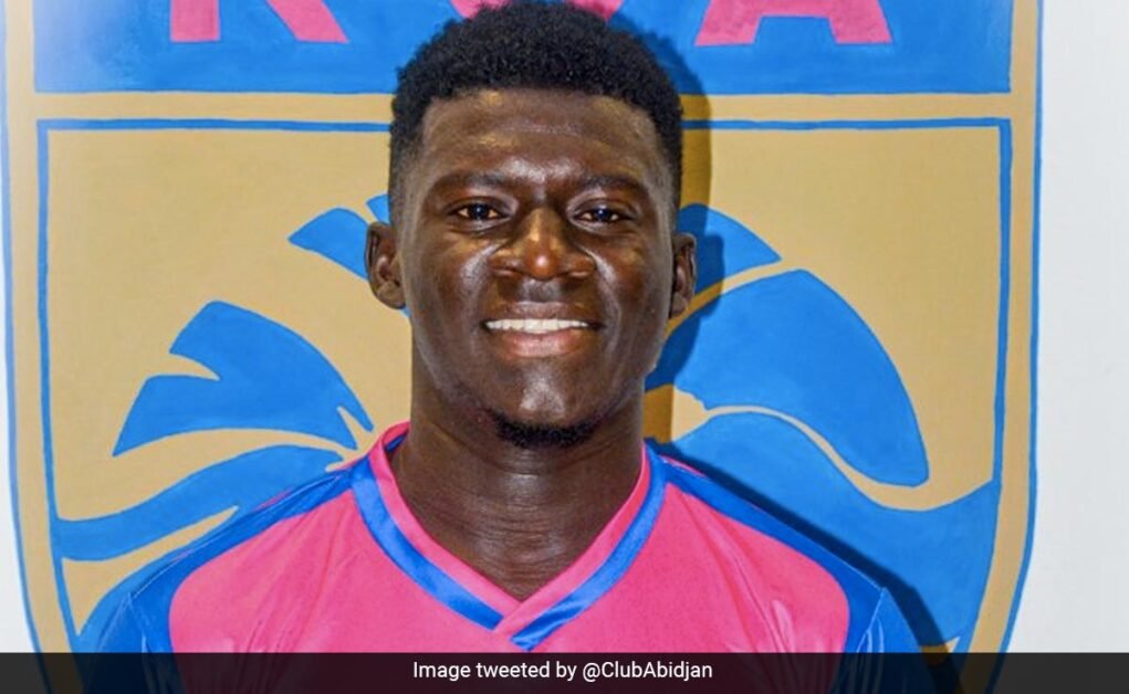 कैमरे पर, 21 वर्षीय आइवरी कोस्ट फुटबॉलर पिच पर गिरने के बाद मर जाता है