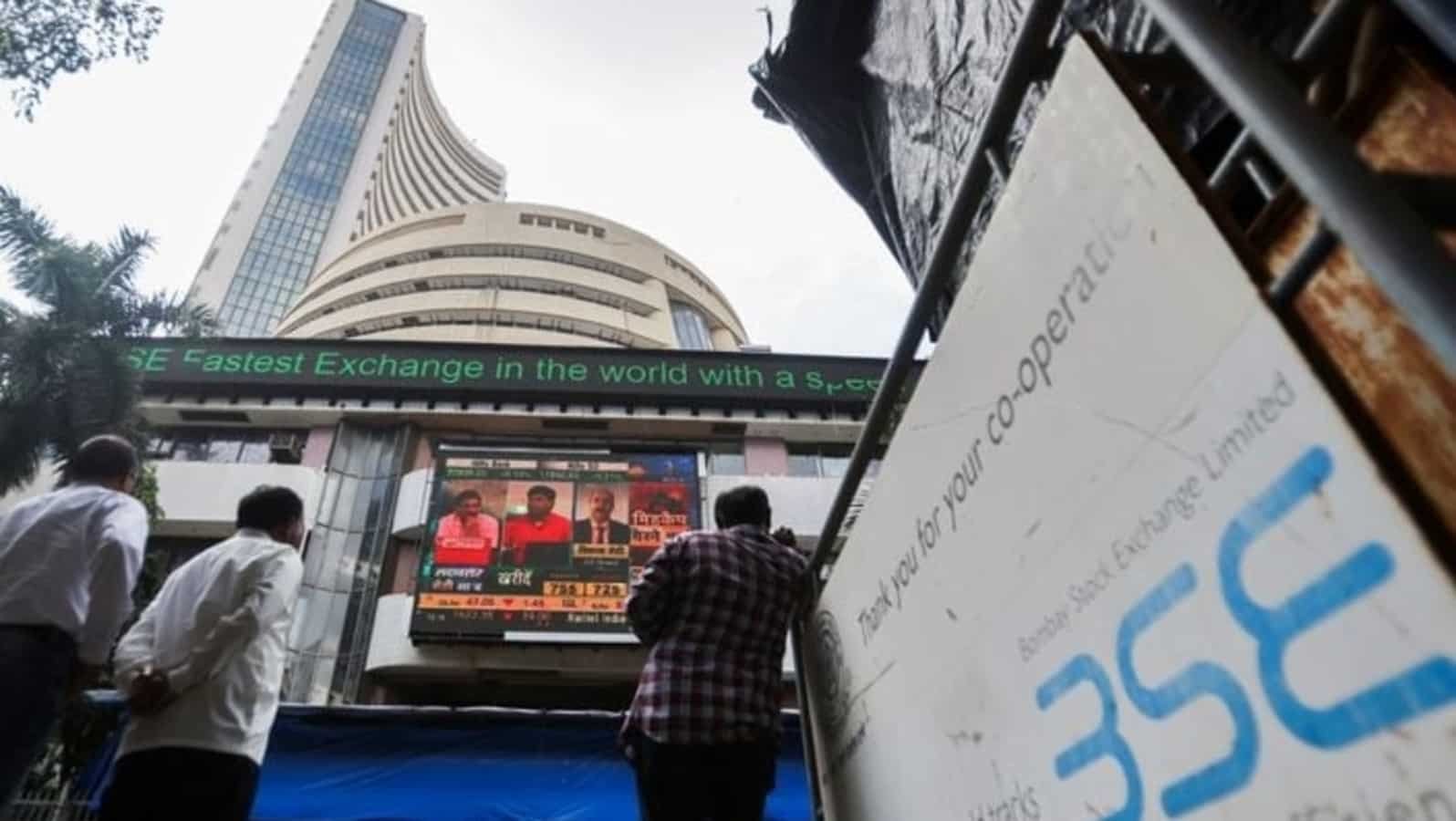 क्लोजिंग बेल: सेंसेक्स 57,960 पर, निफ्टी 17,000 से अधिक पर