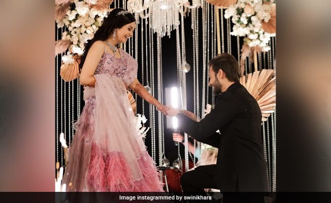 चीनी कम की अभिनेत्री स्विनी खारा की अब सगाई हो गई है।  तस्वीरें देखें