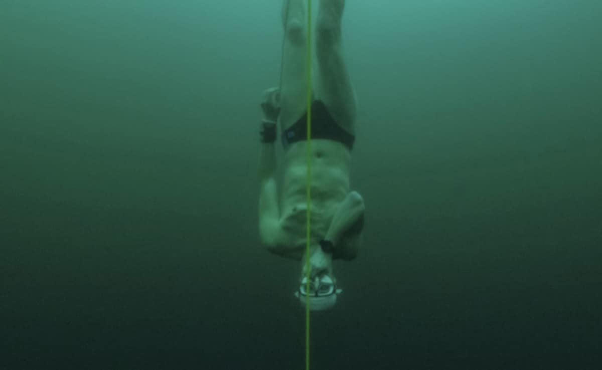 चेक फ्री डाइवर डेविड वेंकल ने जमी हुई झील में 170 फीट डुबकी लगाने के बाद गिनीज रिकॉर्ड बनाया